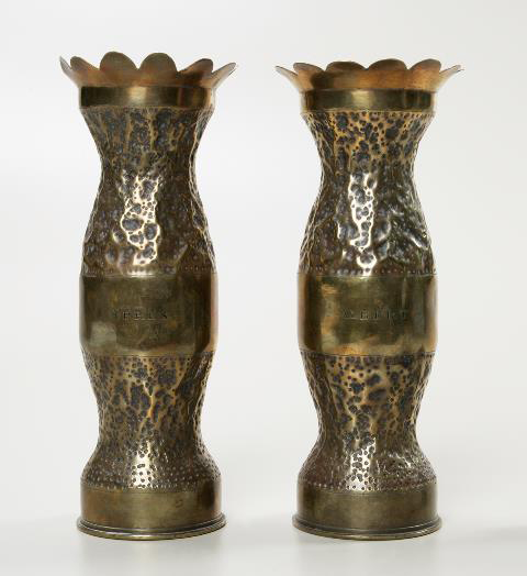 Deux vases de laiton. L’un porte l’inscription   «Albert » et l’autre « Ypres. »