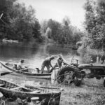 Chargement de bidons de lait à bord d’un bateau à rames lors de l’inondation de 1948