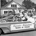 Char allégorique de l’Agassiz-Harrison Board of Trade dans le défilé de la Fall Fair