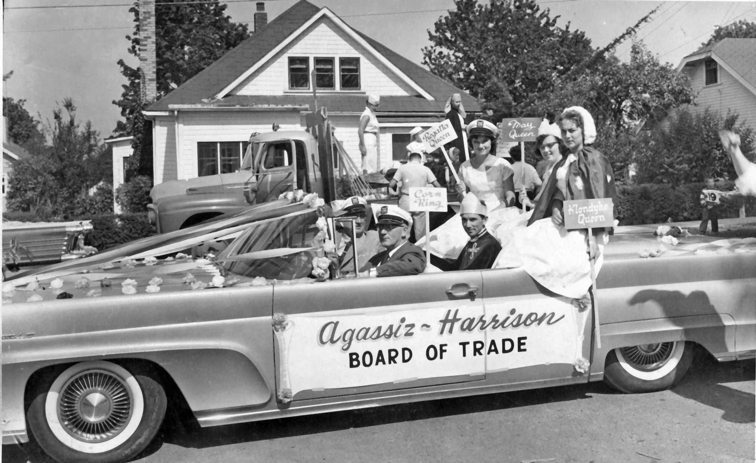Photo en noir et blanc du char allégorique de l'Agassiz-Harrison Board of Trade occupé par des adultes costumés lors d'un défilé en 1958.