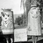 Des adultes costumés au défilé de l’Agassiz Fall Fair