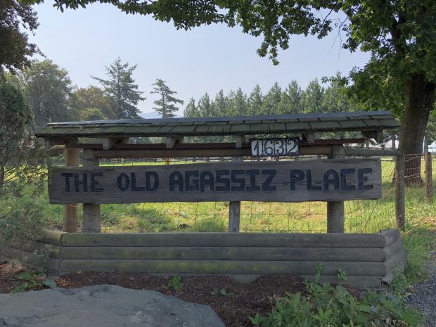 Photo couleur d'une enseigne en bois sur laquelle on peut lire « The Old Agassiz Place » (L'ancien domaine des Agassiz).