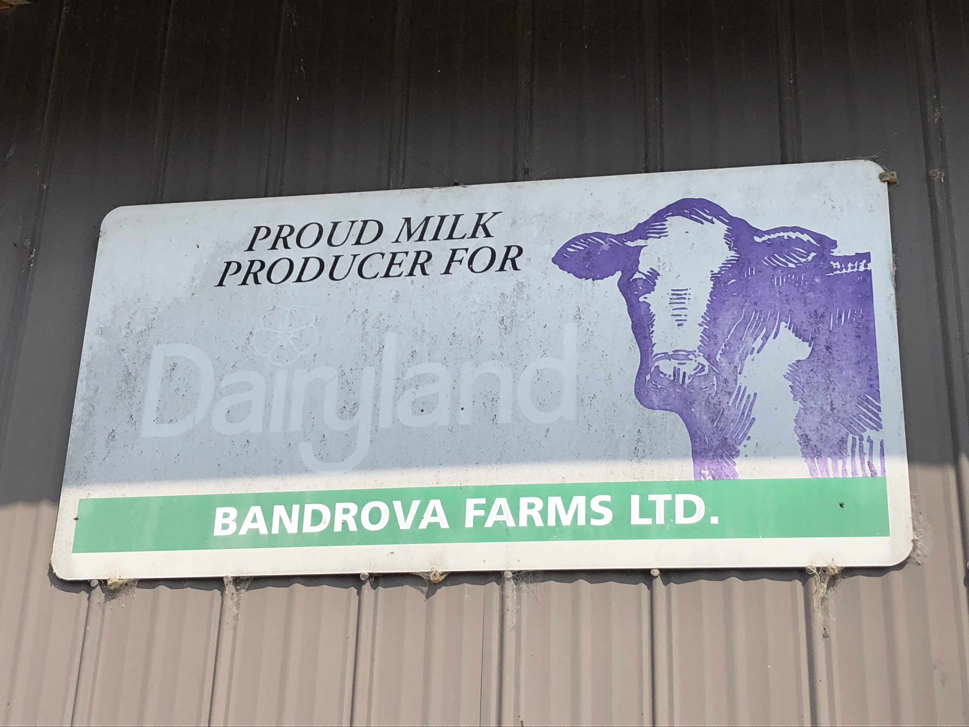 Photo en couleur d'une enseigne de Dairyland chez Bandrova Farms Ltd.