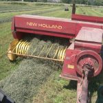 Pressage du foin pour nourrir les vaches