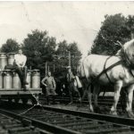 Charrette à lait chargée à la gare du CP d’Agassiz