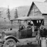 Transport en voiture des bidons de lait