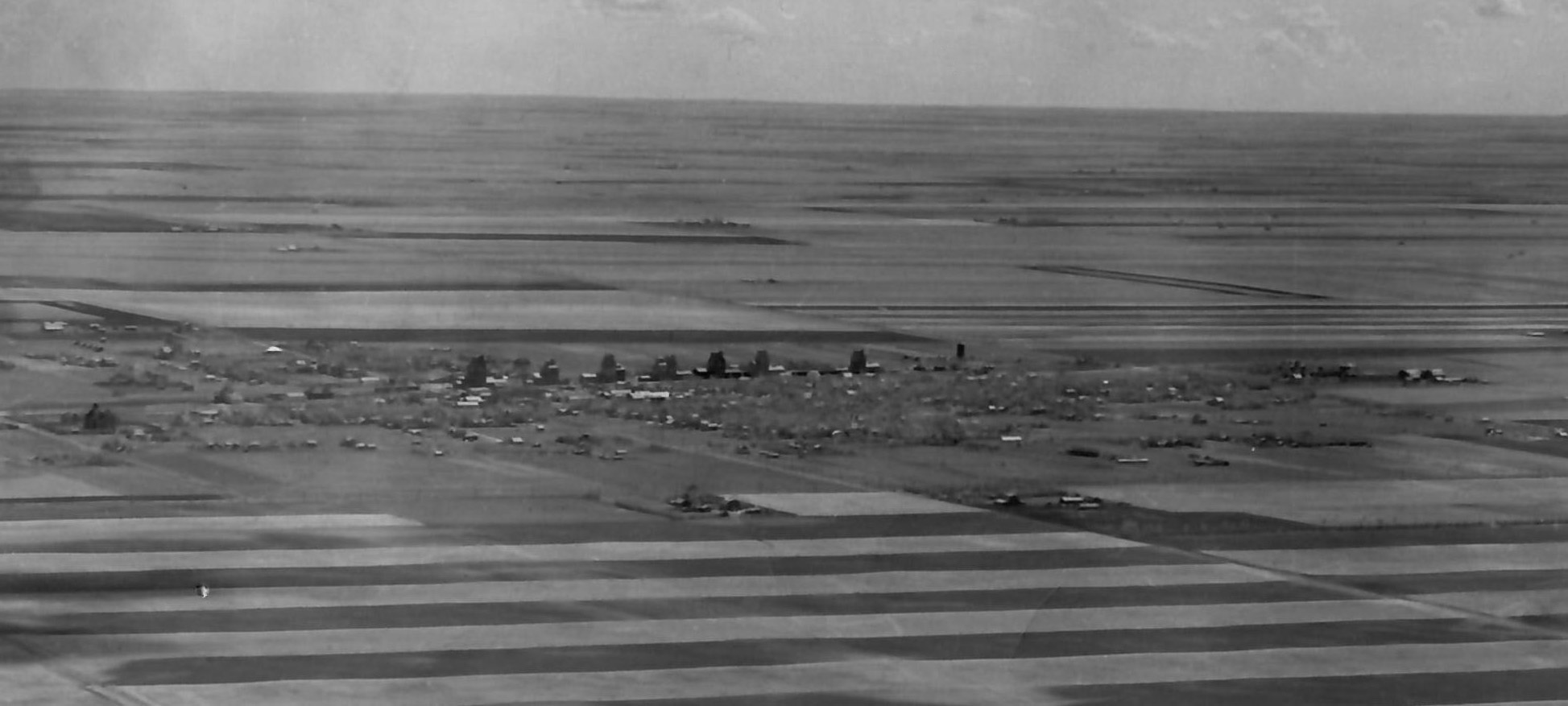 Vue aérienne en noir et blanc du Claresholm (Alberta)