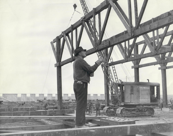 Homme costaud avec grue sur un chantier