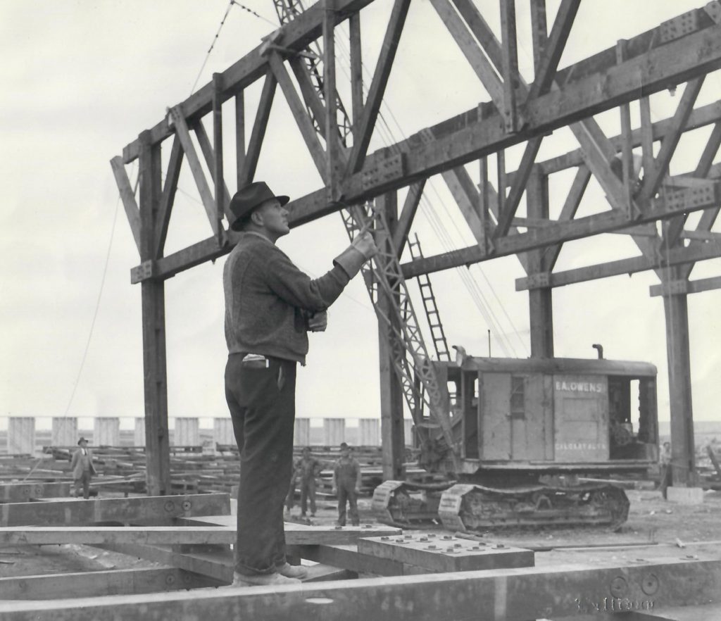 Homme costaud avec grue sur un chantier