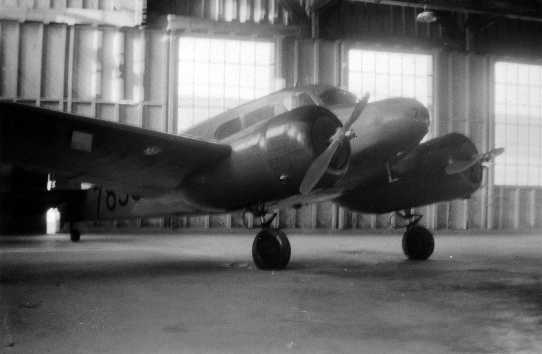 Aéronefs dans un hangar