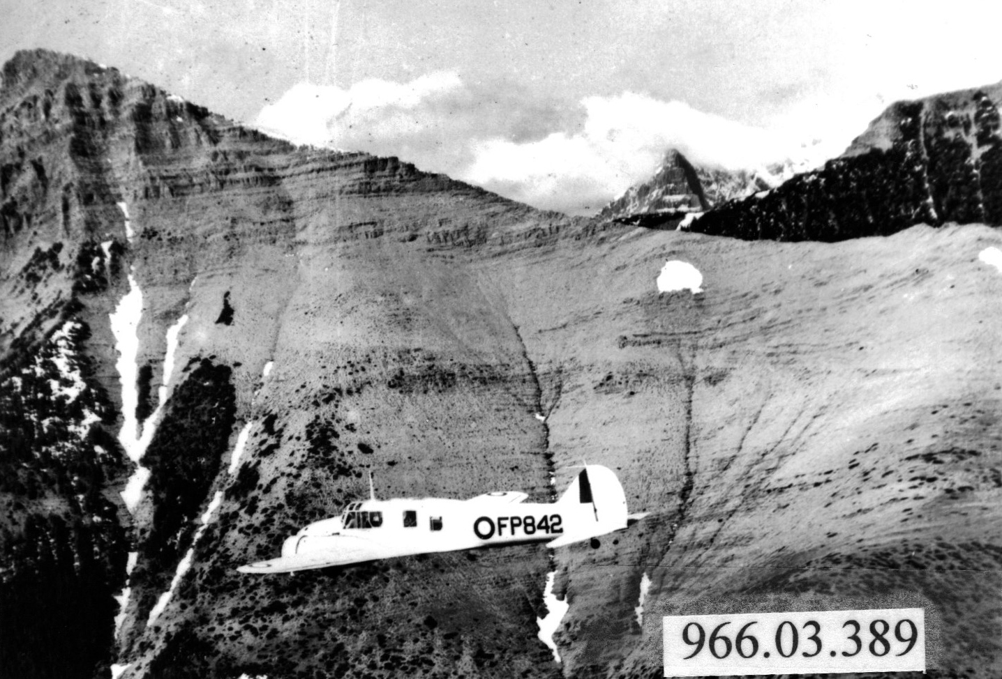 Avion volant devant les montagnes