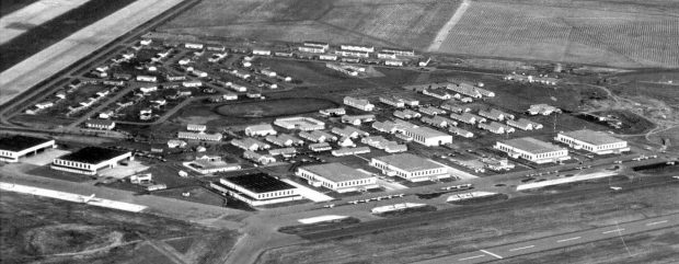 Vue aérienne des hangars et des bâtiments d’un aéroport