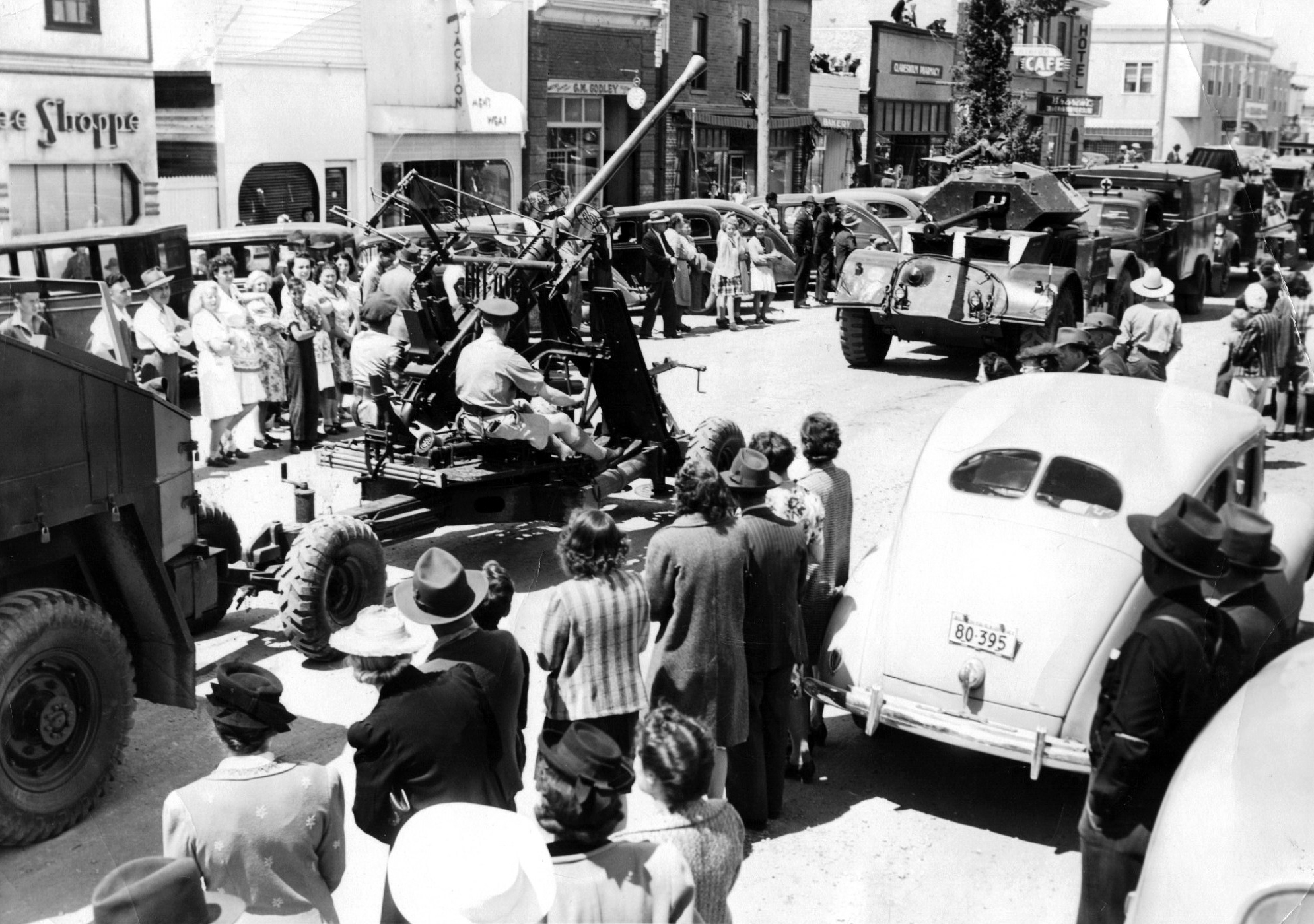 Défilé militaire à Claresholm (Alberta) en 1942