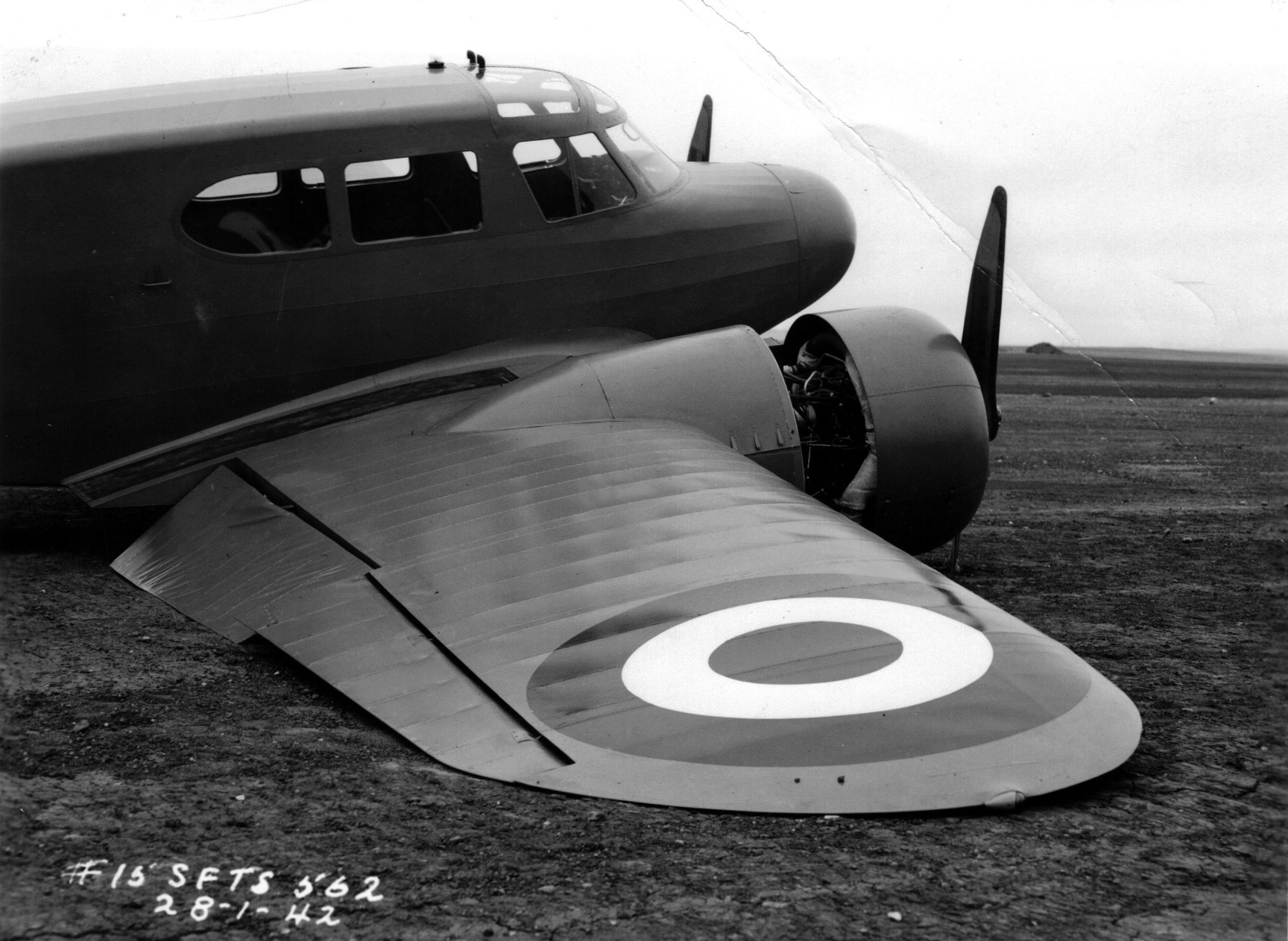 Avion au sol, le capot moteur cassé