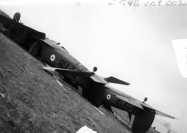 Deux avions retournés au sol