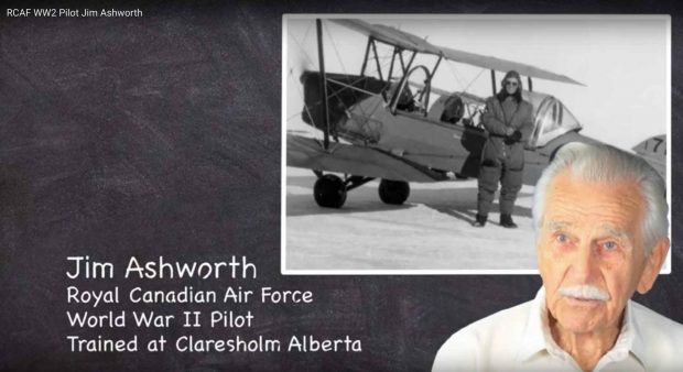 Aîné au premier plan, photo en noir et blanc d’un jeune pilote avec un avion en arrière-plan