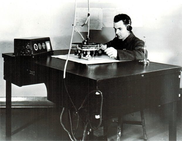 Homme équipé d’un casque d’écoute à un bureau