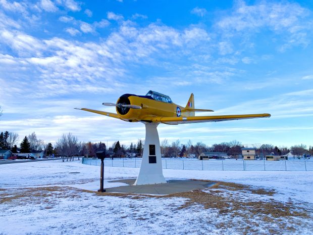 Avion jaune sur un piédestal