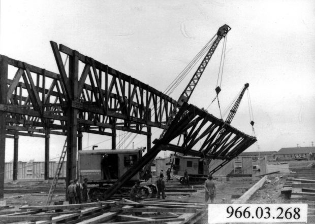 Grue des années 1940 à l’œuvre sur le chantier d’un hangar