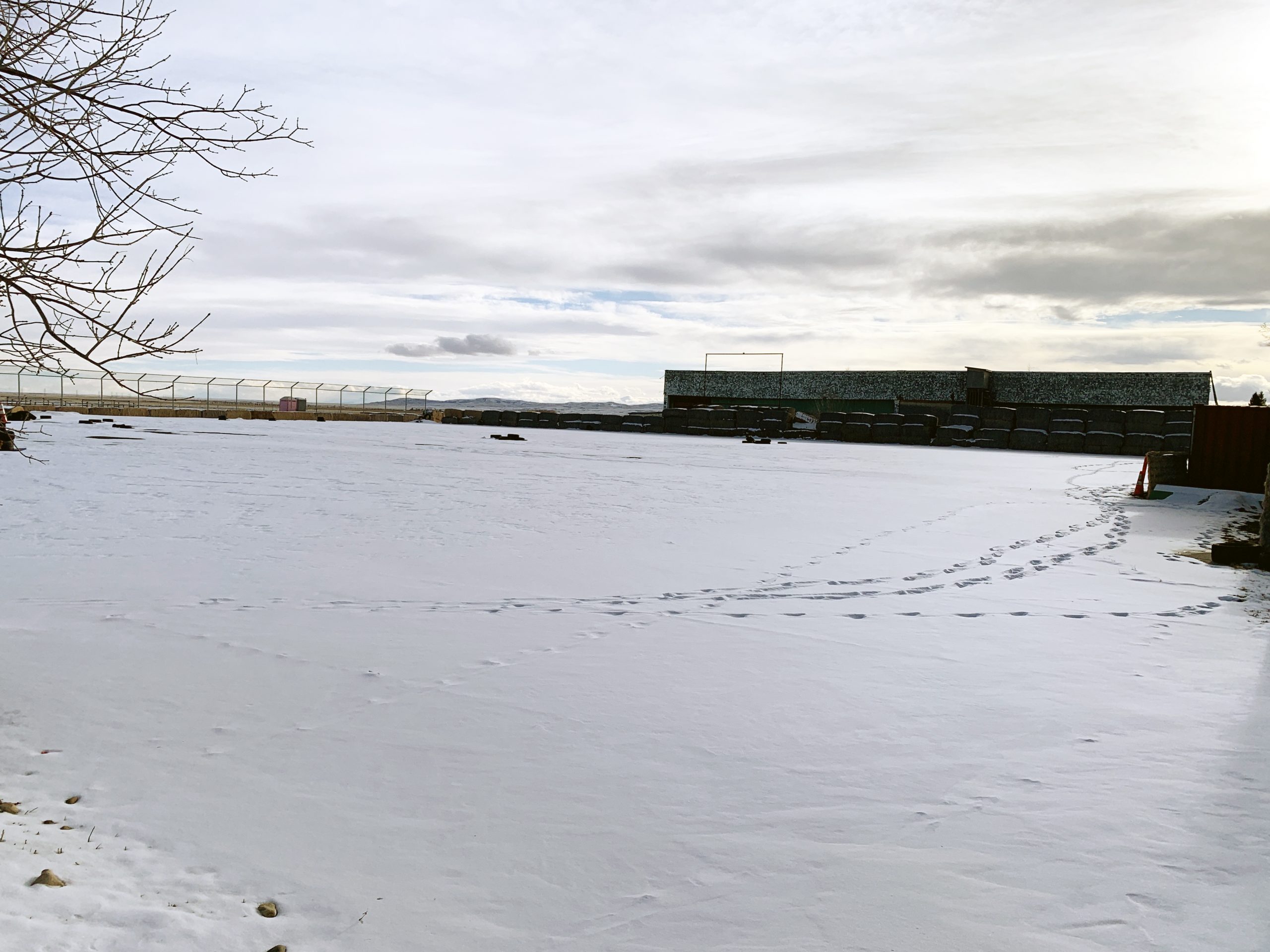Terrain de parade avec de la neige au sol