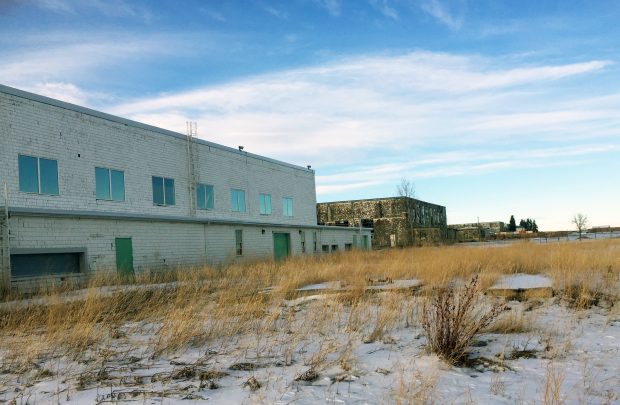 Quatre vieux hangars à avions avec de la neige au sol