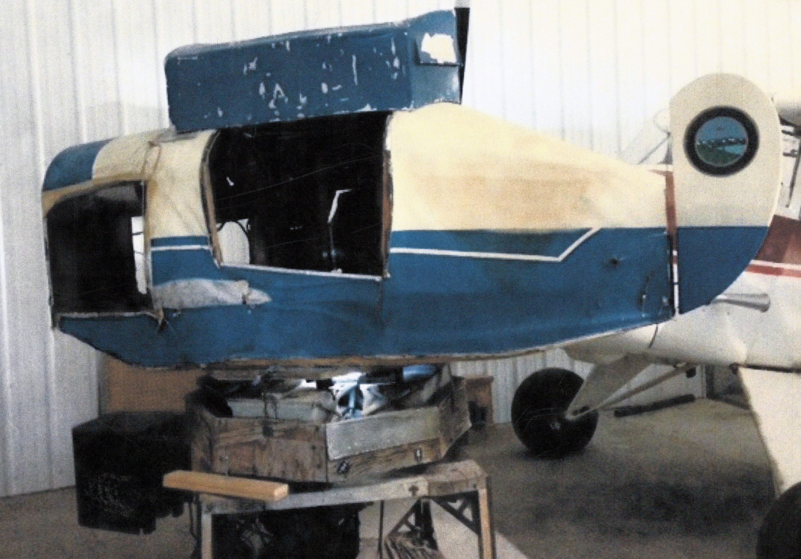 Modèle réduit d’avion bleu et blanc du Link Trainer