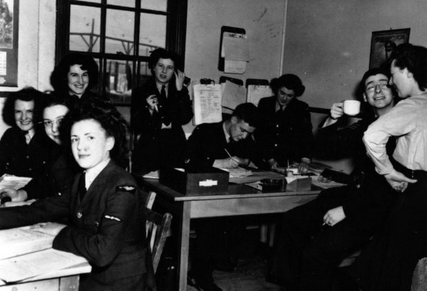 7 membres d’équipage féminins et 2 membres masculins travaillant dans un bureau