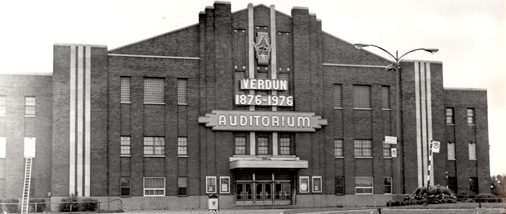Photographie en noir et blanc de la façade avant d'un bâtiment.