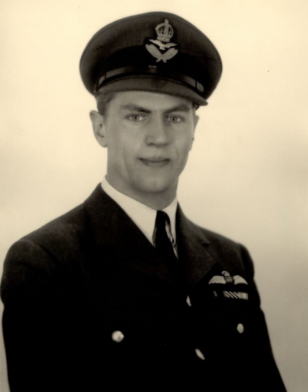 Photographie en noir et blanc d’un homme posant en tenue militaire.