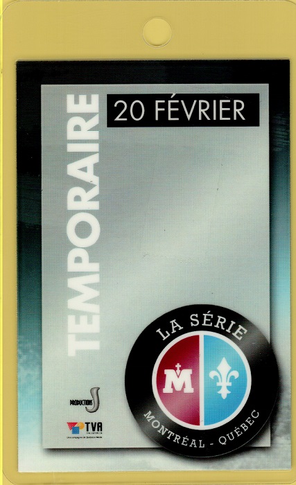 Photographie en couleurs d’une carte d’accès sur laquelle sont inscrits : le mot « Temporaire », une date, le logo de l’événement et deux logos de compagnies de production.