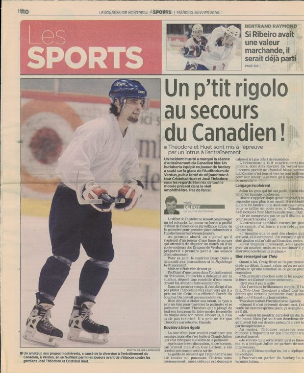 Photographie en couleurs d’un article de journal intitulé « Un p’tit rigolo au secours du Canadien! » À côté de l’article se trouve la photographie d’un homme en train de patiner. Il porte un pantalon noir, un chandail blanc, un casque bleu, des gants et un bâton de hockey.