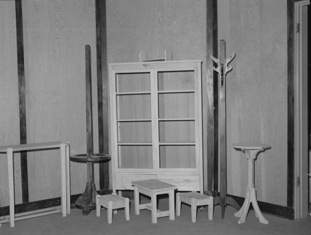 Exposition de meubles en bois