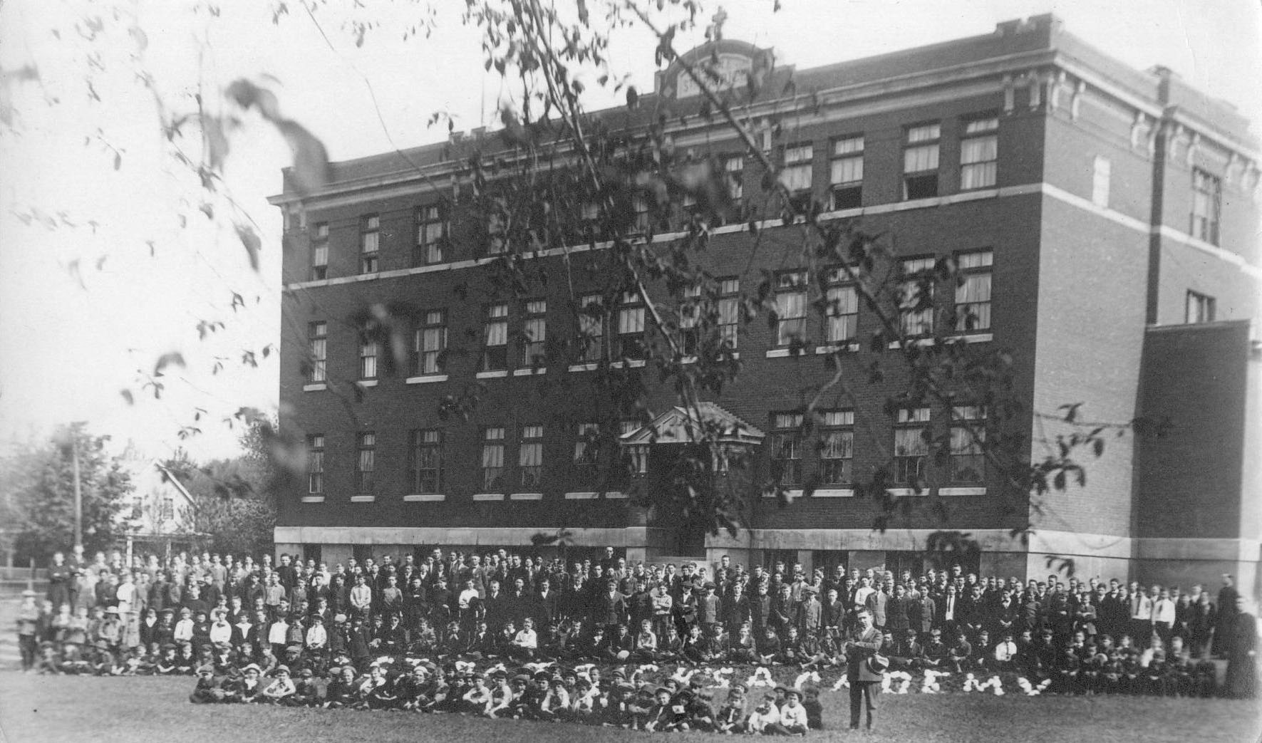 Plus d'une centaine d’écoliers posent devant l’Académie. 