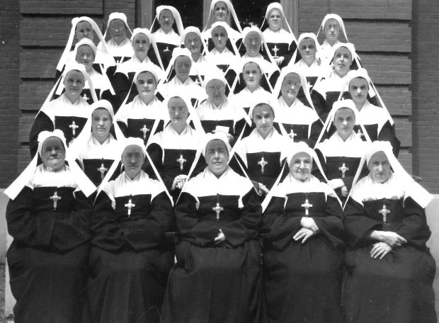 Vingt-neuf nonnes posent 