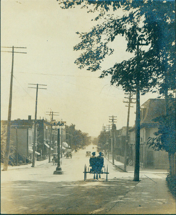 La rue principale, vue de la place - Carte postale ancienne et vue d La rue principale, vue de la place - Carte postale ancienne et vue d