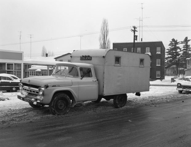 Camion de marque Ford, modèle F-350, plaqué de l'année 1958, identifié écolier