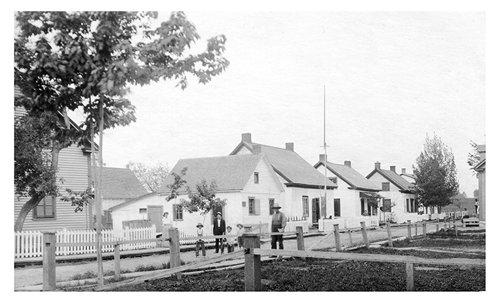 La photo nous montre une rue sur laquelle Joseph Papin II avait fait construire des maisons pour loger les employés de sa manufacture. Il s’agit de petites maisons blanches, assez rapprochées les unes des autres.