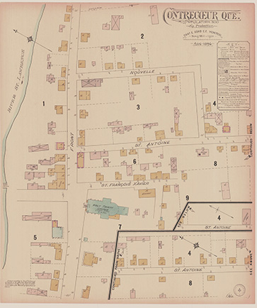 L’image montre une cartographie du village de Contrecœur, réalisée en 1896 par Charles Edward Goad. À gauche, on voit le fleuve St-Laurent.   En bleu au centre du plan, c’est l’église Sainte-Trinité. Des rectangles représentant des maisons et des bâtiments sont répartis autour des rues Front, St-Antoine, St-François Xavier et Nouvelle.