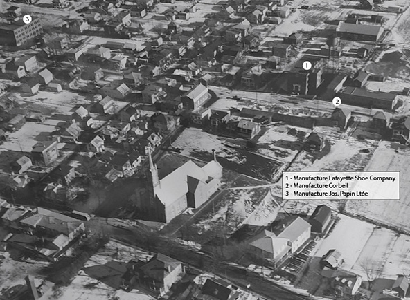 La photo présente une vue aérienne du village de Contrecœur en 1951. On y voit entre autres les manufactures Lafayette Shoe Company, Corbeil et Jos Papin ltée.