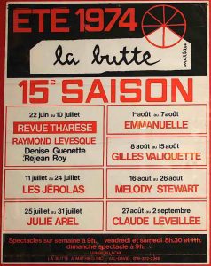 Affiche couleur de la programmation de la 15e saison de La Butte pour l’été 1974. On y annonce : La revue Tharèse de Raymond Lévesque, Les Jérolas, Julie Arel, Emmanuelle, Gilles Valiquette, Melody Stewart et Claude Léveillée.