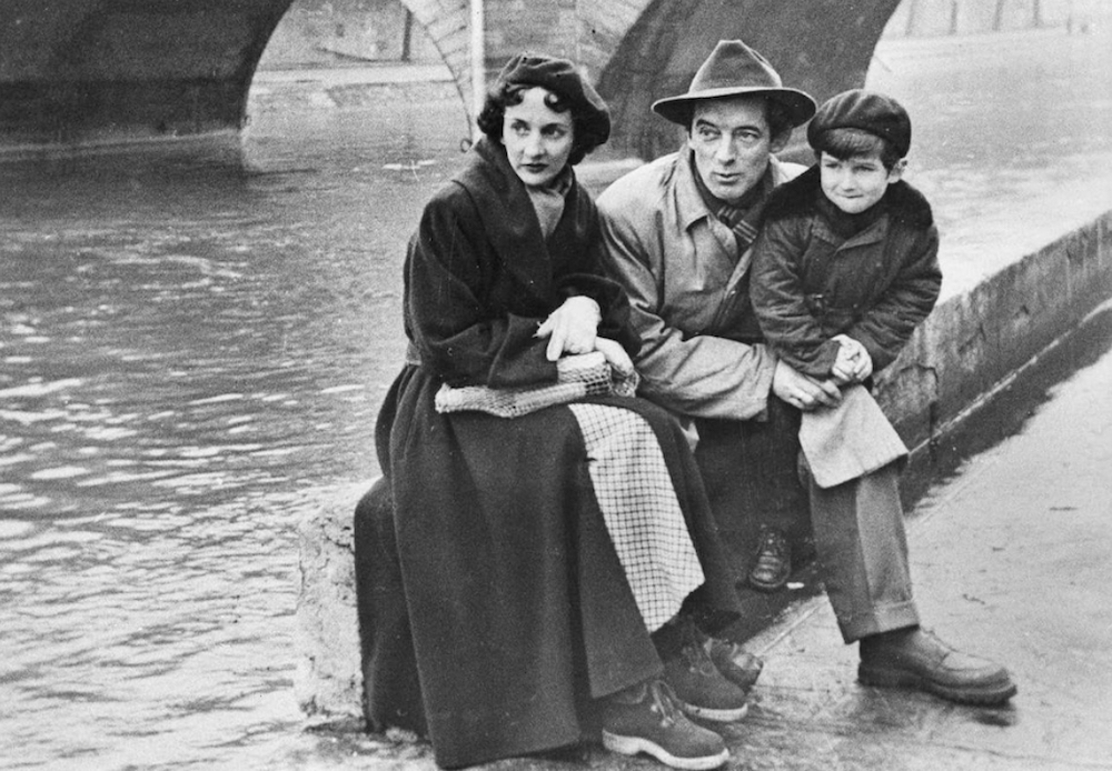 Photo noir et blanc de Félix Leclerc, sa femme et son fils à Paris sur les bords de la Seine dans les années 1950.