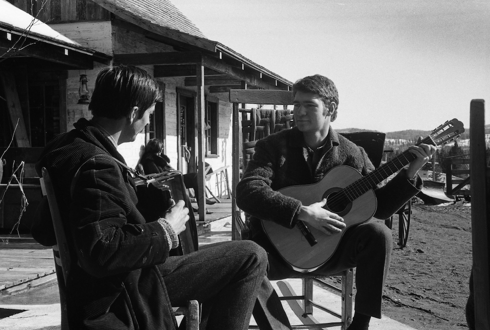 Photo noir et blanc de Gilles Mathieu à l’accordéon et Robert Charlebois à la guitare assis à l’extérieur de La Butte.