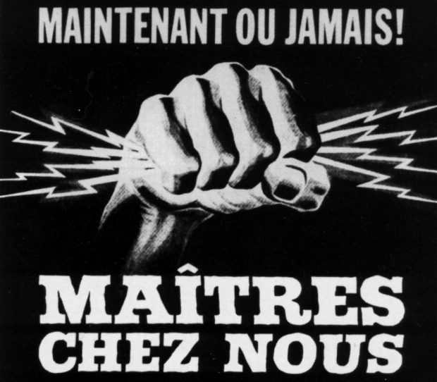 Affiche noir et blanc du Parti libéral du Québec en 1962 montrant un poing tenant des éclairs de lumière représentant la force électrique.