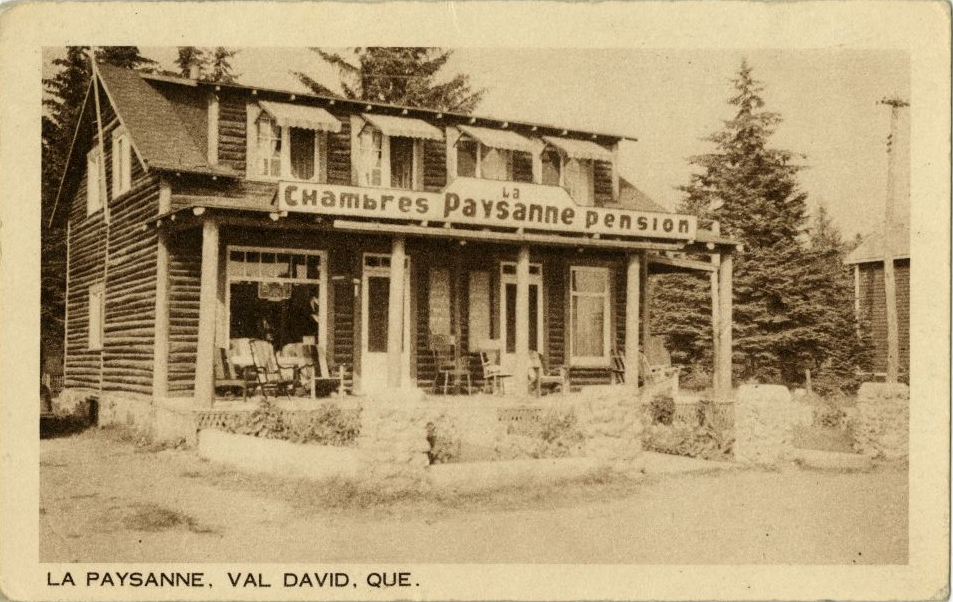 Old postcard showing the façade of Auberge La Paysanne in Val-David. A sign on the facade reads “La Paysanne, room and board.”