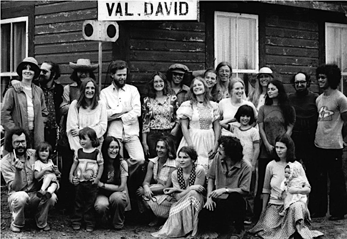 Photo noir et blanc d’une vingtaine d’artistes de Val-David photographiés devant la gare de train de Val-David vers 1975.