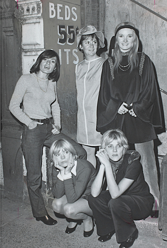 Photo noir et blanc du groupe Les Girls avec Clémence Desrochers. Trois comédiennes sont debout et deux sont accroupies. 