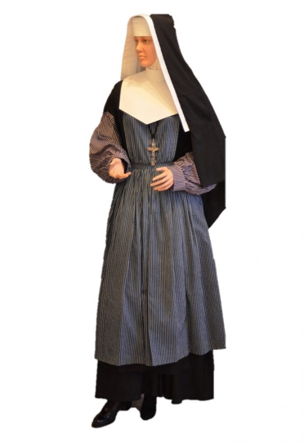 Un mannequin portant un habit de religieuse et un tablier.