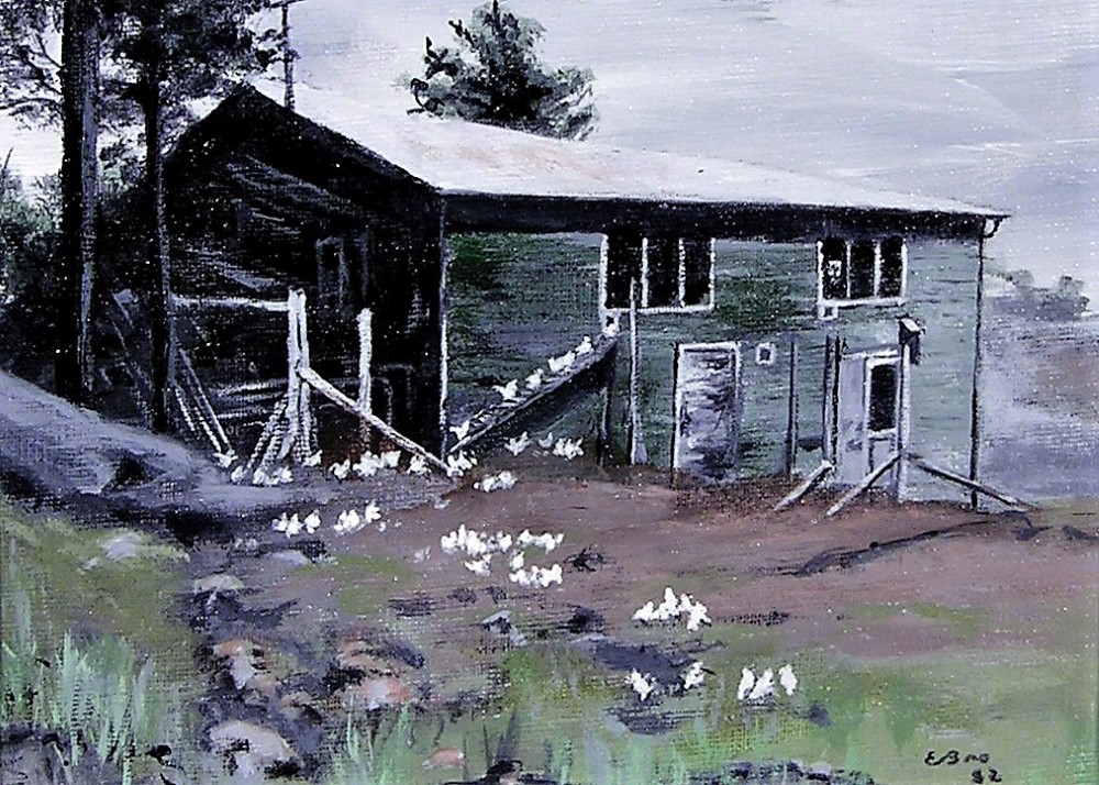 Peinture d’un bâtiment en bois de deux étages avec plusieurs poules autour.