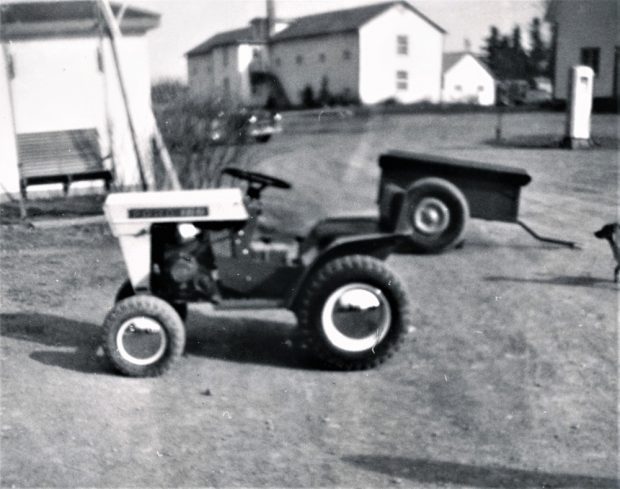 Photo en noir et blanc d’un petit tracteur.