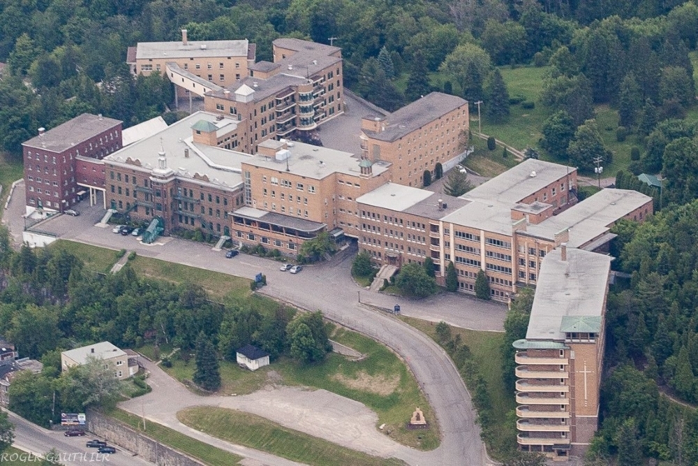 Vue aérienne de plusieurs bâtiments accolés.